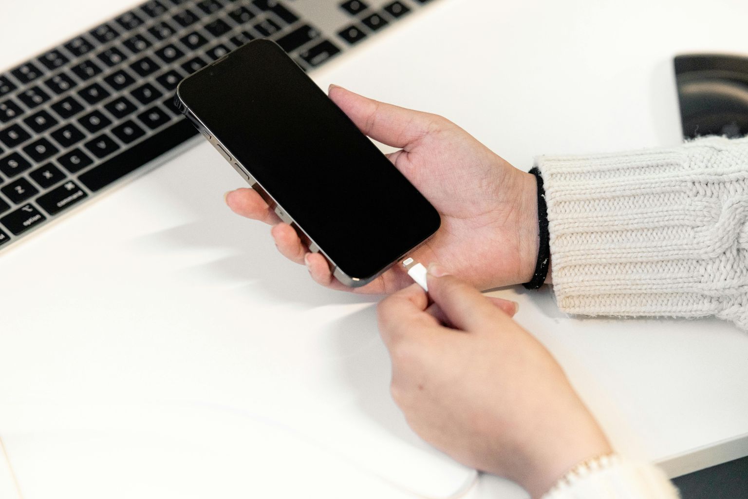 Людина ставить айфон на зарядку