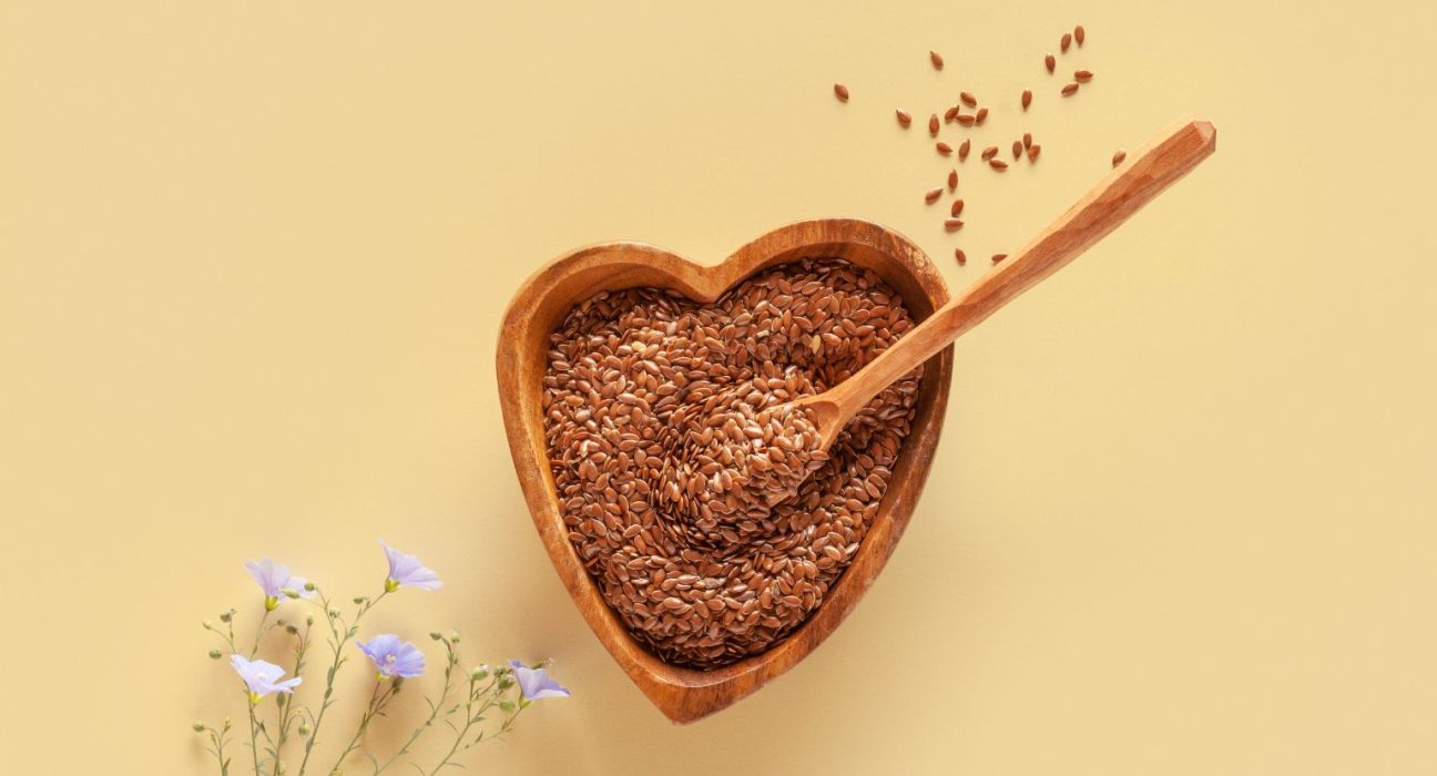 Миска в вигляді сердечка з насінням льону що будуть заварювати для шлунку