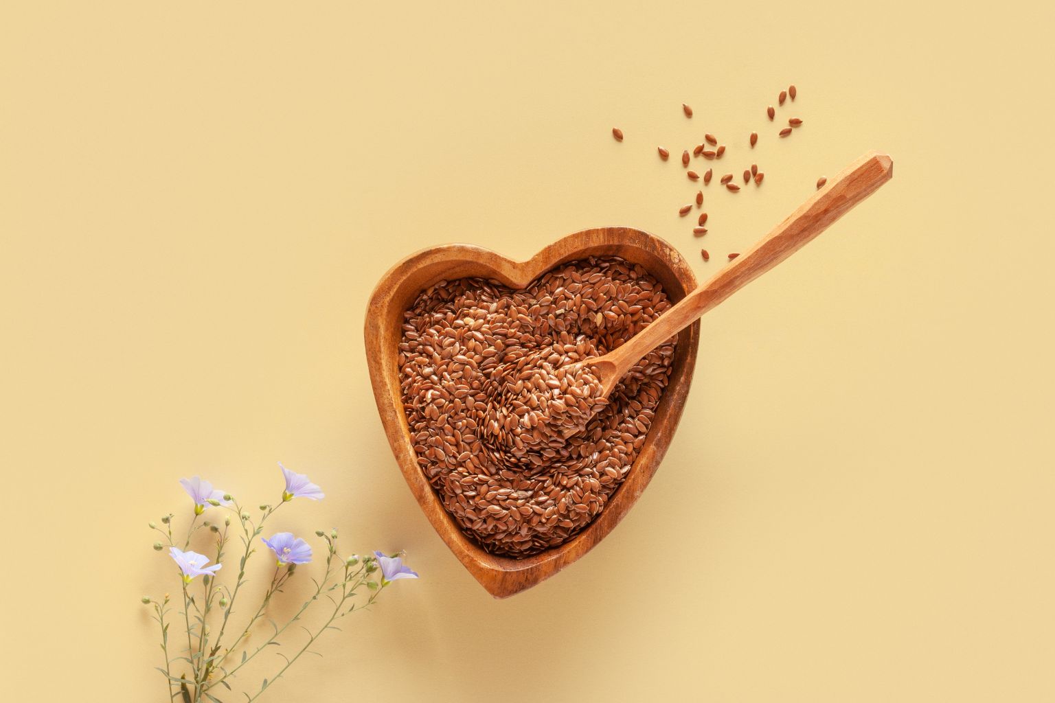 Миска в вигляді сердечка з насінням льону що будуть заварювати для шлунку